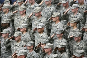 Američtí vojáci na slavnostní ceremonii v Bagdádu.
