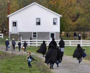 Děti Amišů utíkají do jednotřídky v Ohiu.