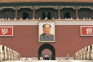 Portrét Maa na vstupní bráně Zakázaného města v Pekingu.