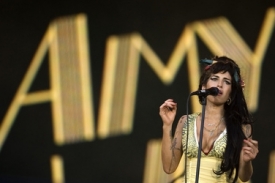 Nepřehlédnutelná soulová zpěvačka Amy Winehouse.