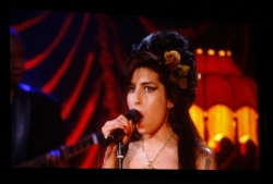 Amy Weinhouse směla na Grammy vystoupit jen přes satelit.
