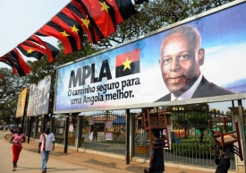 MPLA a její vůdce a prezident republiky José Eduard dos Santos.