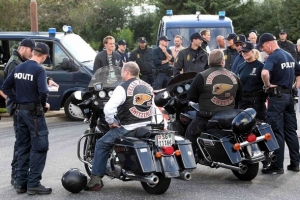 Policisté kontrolují členy gangu Hell's Angels.
