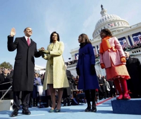 Obama pózuje s Biblí a rodinou při inauguraci.