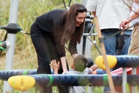 Angelina Jolieová dovádí s dětmi na hřišti.