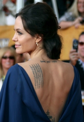 Angelina odhalila v šatech své tetování.