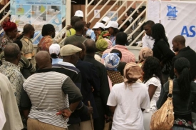 Fronty před volebními místnostmi v Luandě.