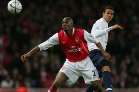 Abou Diaby z Arsenalu (vlevo) v boji s Jermainem Jenasem