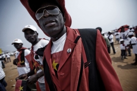 fanoušci MPLA v tradičních barvách na volebním shromáždění.