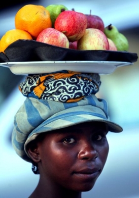 Barvy černé Angoly. Trhovkyně v Luandě.