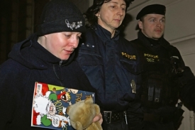 Barbora Škrlová (vlevo) v doprovodu policie po návratu do Česka.