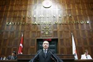 Premiér a šéf AKP Erdogan si nové místo hledat nemusí.