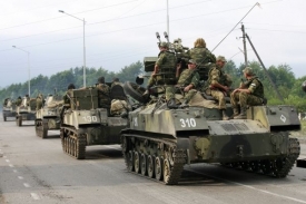 Ruští vojáci překračují most přes řeku Enduri.