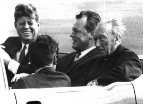 Kennendy s Adenauerem a Brandtem při jízdě Berlínem.
