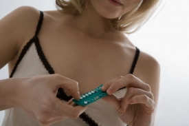 Hormonální antikoncepci možná dostaneme bez předpisu.