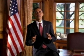 Obama v TV reklamě. Mistnost dle kritiků připomíná Oválnou pracovnu.