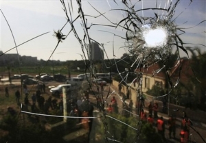 Rozbité okno po dopadu rakety Hamasu na izraelské město Ashkelon.