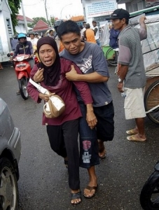 Indonéská žena spěchající do nemocnice ve snaze najít své příbuzné.