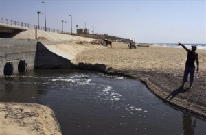 Dokud čerpadla fungovala, vypouštěla Gaza kanalizační odpad do moře.