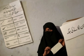 Muslimská žena u voleb v Pakistánu.