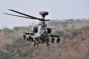 Americké vrtulníky Apache nad ostře střeženou hranicí mezi Koreami.