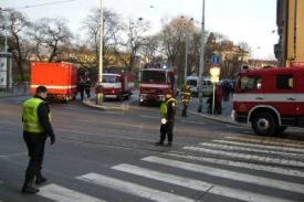 Hasičská auta u požáru na Senovážném náměstí v Praze.