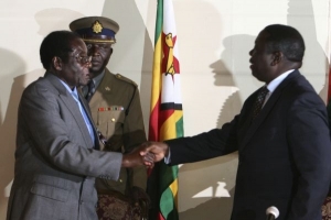 Robert Mugabe (vlevo) si třese rukou s Morganem Tsavangirim.