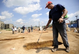 Archeologové našli ve Zličíně 177 hrobů s pozůstatky lidí.
