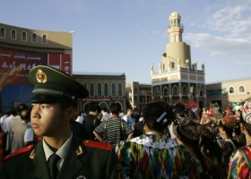 Policista střeží cestu olympijské pochodně oblastí Sin-ťiang.