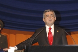 Arménský prezident Serž Sarkisjan skládá přísahu