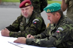 Nový velitel Společných sil Armády ČR Jiří Halaška (vpravo) podpisuje protokolu o převzetí funkce na slavnostním aktu, který se konal 1. června v Olomouci. Vlevo je dosavadní velitel Josef Sedlák.