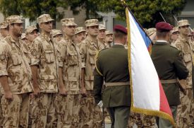 Slavnostní rozloučení vojáků, kteří dnes odletěli na čtyřměsíční misi do Afgánistánu