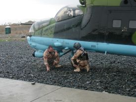 Čeští vrtulníkáři prohlížejí afghánský bitevník Mi-24.