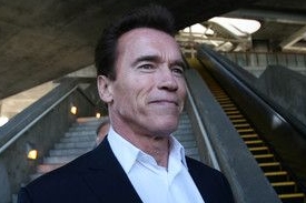 Arnold Schwarzenegger chce podpořit McCaina.