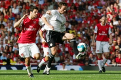 Matt Oakley z Derby (vpravo) v boji o míč s Cesc Fabregas z Arsenalu.