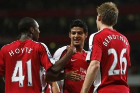 Mladí hráči Arsenalu se radují z vítězství 6:0 nad Sheffieldem United.