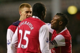 Největší hádka v Arsenalu poslední doby. Bendtner v. Adebayor.