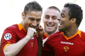 Hráči AS Řím se radují z vysoké výhry nad Interem Milán