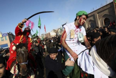 Íránští šíité symbolicky napodobují bitvu z roku 680 u Karbaly.
