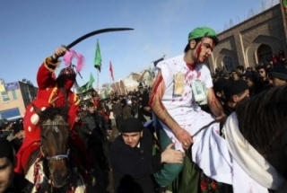 Íránští šíité symbolicky napodobují bitvu z roku 680 u Karbaly.