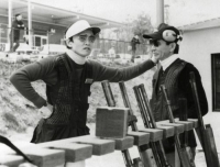 Asó (vlevo) jako střelec. R. 1976 účast na olympiádě v Montrealu.