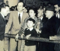 Taró Asa roku 1949 (uprostřed). Vpravo dědeček, jap. premiér Jošida.