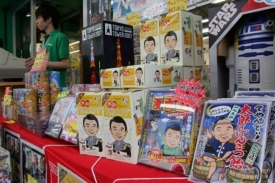 Premiér Aso jako karikatura na různých výrobcích.