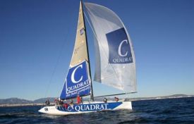 plachetnice s logem společnosti C-Quadrat
