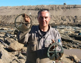 Jihoafrický mořský archeolog s astroláby z objeveného vraku.