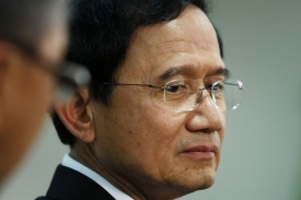 Thajský premiér je po verdiktu soudu pod tlakem, hrozí další eskalace.