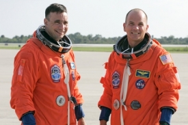 Posádka raketoplánu Atlantis - pilot Lee Archambault a velitel Rick Sturckow.