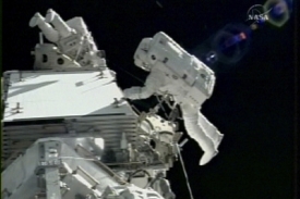 Kosmonauti opravují tepelný štít raketoplánu Atlantis