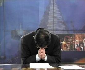 Thajský premiér Vongsavat v TV s tradičním thajským gestem.