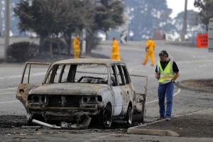 Několik lidí uhořelo v autě, když se snažili před plameny ujet.